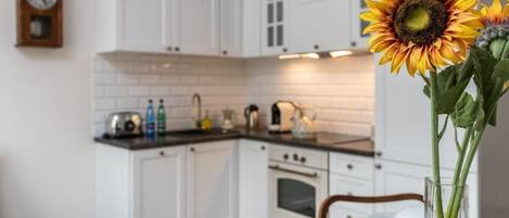 アパートメント 1 ベッドルーム | 専用キッチン | 冷蔵庫、オーブン、コンロ、調理器具と食器