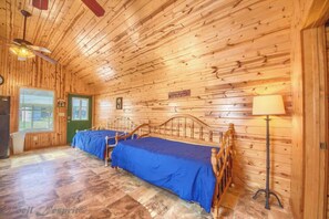 1 slaapkamer, een strijkplank/strijkijzer, reisbedje, gratis wifi