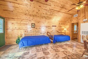 1 habitación, tabla de planchar con plancha y cuna de viaje 