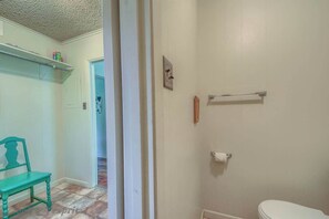 Combined shower/tub, hair dryer, towels