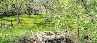 3 sleeping spaces, sleeps 10 and pet friendly! Shared river access.