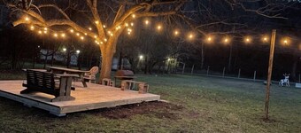 3 sleeping spaces, sleeps 10 and pet friendly! Shared river access.