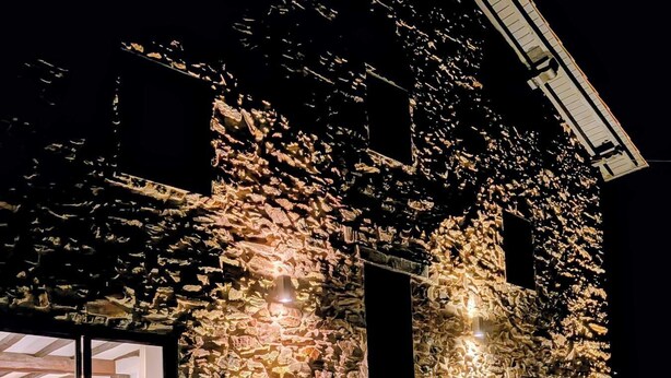 A stone building with a swimming pool at night. - Charming gîte with SPA / Jacuzzi Lodge in the Basque Country (VALCARLOS)