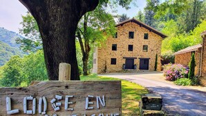 A stone building with a sign reading "LODE EN PAYS BASQUE". - Charming gîte with SPA / Jacuzzi Lodge in the Basque Country (VALCARLOS)
