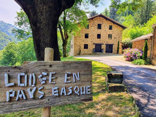 En byggnad av sten med en skylt som visar texten: ”LODE EN PAYS BASQUE”.