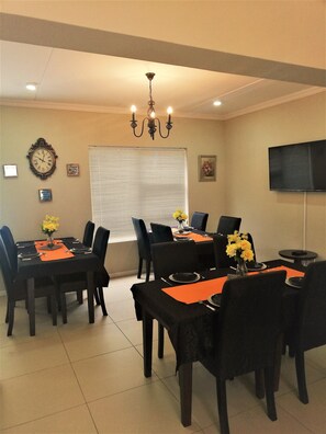 Daily cooked-to-order breakfast (ZAR 96 per person) - Atlantic Pearl Rivonia Guest House (Sandton)