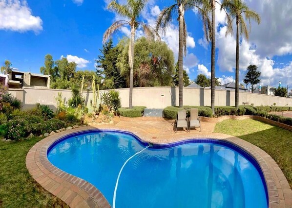Outdoor pool, sun loungers - Atlantic Pearl Rivonia Guest House (Sandton)