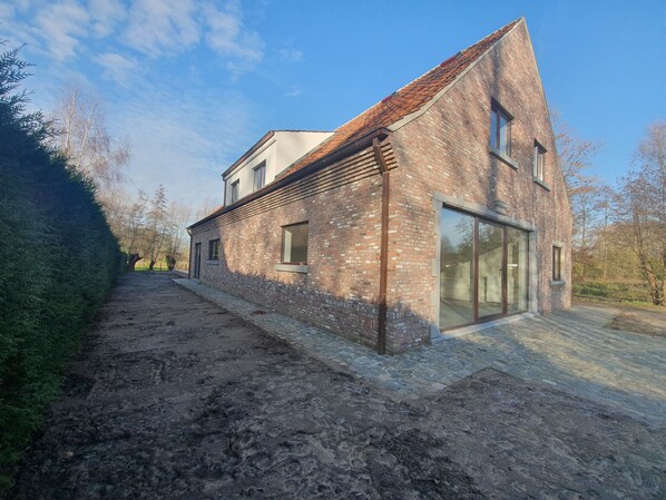 Front of property - Memories (Ghent)