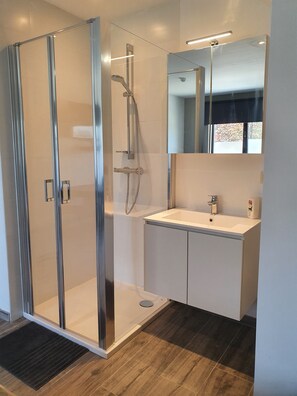 Chambre supérieure | Douche de la salle de bain