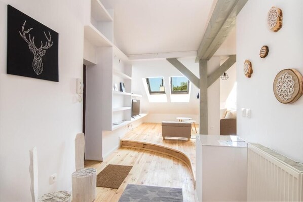 Appartement, 2 slaapkamers | Woonruimte | Een flatscreentelevisie