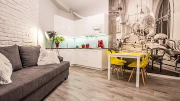 Apartamento, 1 quarto | Área de estar | TV de tela plana