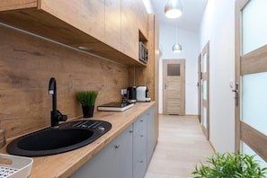 Apartamento, 2 quartos | Cozinha americana privada | Geladeira, micro-ondas, cooktop, máquina de café expresso