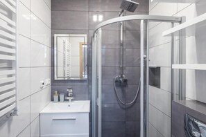 Apartment, 2 Schlafzimmer | Dusche im Bad