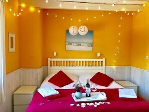 8 chambres, fer et planche à repasser, lit de bébé portatif