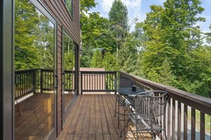 Outdoor dining - 3 miles to Mt. Snow,4 Min to Hermitage w Hot Tub! (Wilmington)