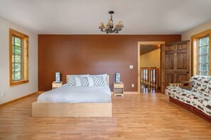 3 bedrooms, desk, iron/ironing board, WiFi - 3 miles to Mt. Snow,4 Min to Hermitage w Hot Tub! (Wilmington)