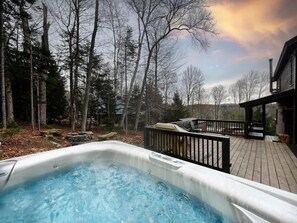 Outdoor spa tub - 3 miles to Mt. Snow,4 Min to Hermitage w Hot Tub! (Wilmington)