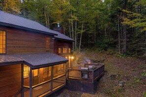 Exterior - 3 miles to Mt. Snow,4 Min to Hermitage w Hot Tub! (Wilmington)