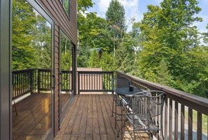 Outdoor dining - 3 miles to Mt. Snow,4 Min to Hermitage w Hot Tub! (Wilmington)