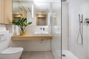 Deluxe Studio Suite | Bathroom | Shower, hair dryer, towels, shampoo - Apartment Augustianska A4You (Kraków)