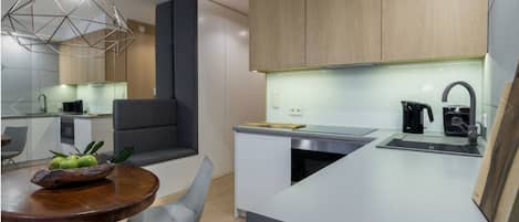 Deluxe-Studiosuite | Eigene Kochnische | Herdplatte, Wasserkocher, Kochgeschirr/Geschirr/Besteck