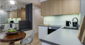 ห้องดีลักซ์สตูดิโอสวีท | ครัวขนาดเล็กส่วนตัว | เตาประกอบอาหาร, กาต้มน้ำไฟฟ้า, เครื่องครัว/จาน/ช้อนส้อม