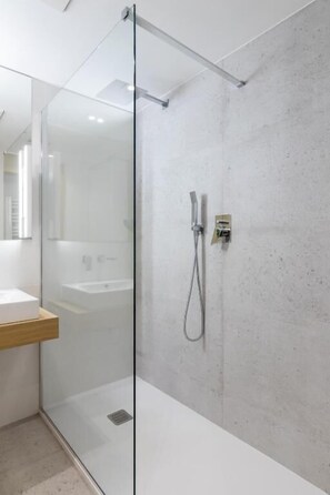 Deluxe-Studiosuite | Dusche im Bad
