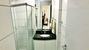 Dusche, Haartrockner, Handtücher, Seife