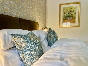 Superior King Room | Iron/ironing board, free WiFi, bed sheets - Tŷ Mawr Country Hotel (Carmarthen)