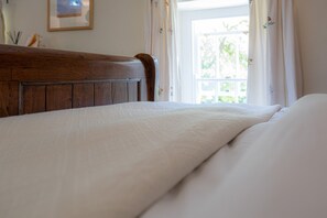 Superior King Room | Iron/ironing board, free WiFi, bed sheets - Tŷ Mawr Country Hotel (Carmarthen)