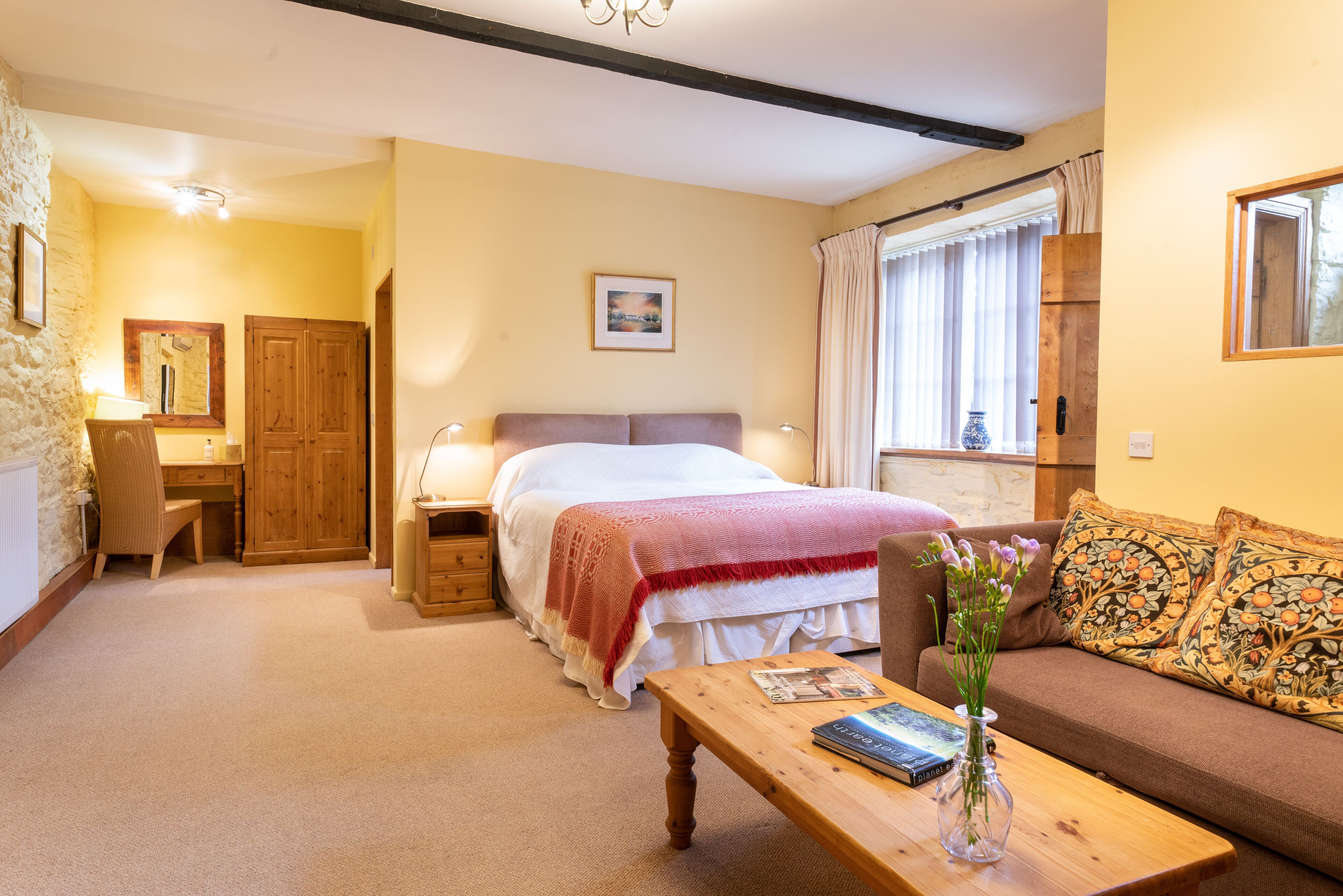 Superior King Room | Iron/ironing board, free WiFi, bed sheets