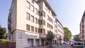 Ein mehrgeschossiges Gebäude mit einer glatten Fassade, großen Fenstern und einem verschlossenen Eingang.