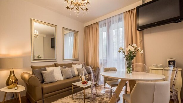 Ein modernes Wohnzimmer mit einer Couch, einem Couchtisch und einem Essbereich.