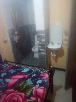 Einzelzimmer | Schreibtisch, Verdunkelungsvorhänge, kostenloses WLAN, Bettwäsche