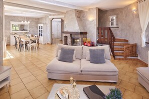 Smart TV, fireplace, ping pong, stereo - Beautiful family villa for 11 with private pool near Grasse (Le Tignet)