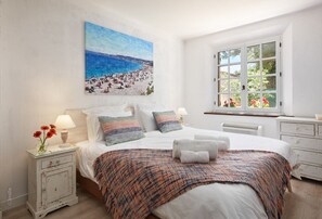 5 bedrooms, iron/ironing board, travel cot, free WiFi - Beautiful family villa for 11 with private pool near Grasse (Le Tignet)