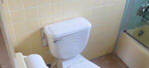 Bathroom - Travelers Inn (Okeechobee)