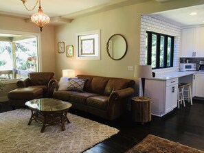 Smart-TV, Tischfußball, Bücher