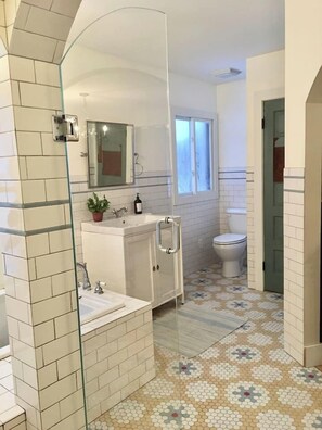 浴槽、ジェットバス、ヘアドライヤー、タオル