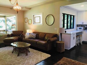 TV connectée, baby-foot, livres