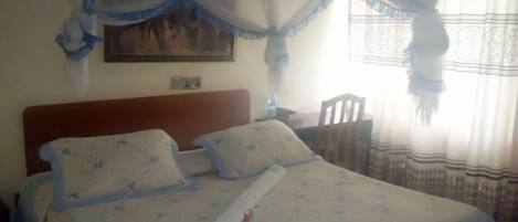 Superior-Zimmer | Schreibtisch, laptopgeeigneter Arbeitsplatz, Bügeleisen/Bügelbrett