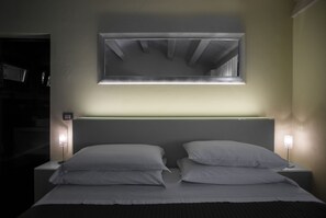 Habitación superior con 1 cama matrimonial o 2 individuales, vista a la colina | Sábanas de algodón egipcio, ropa de cama de alta calidad y edredón 