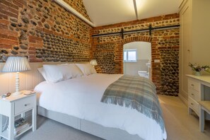 3 عدّة غرف نوم ومكواة/لوح كي وخدمة الإنترنت وملاءات أسرّة