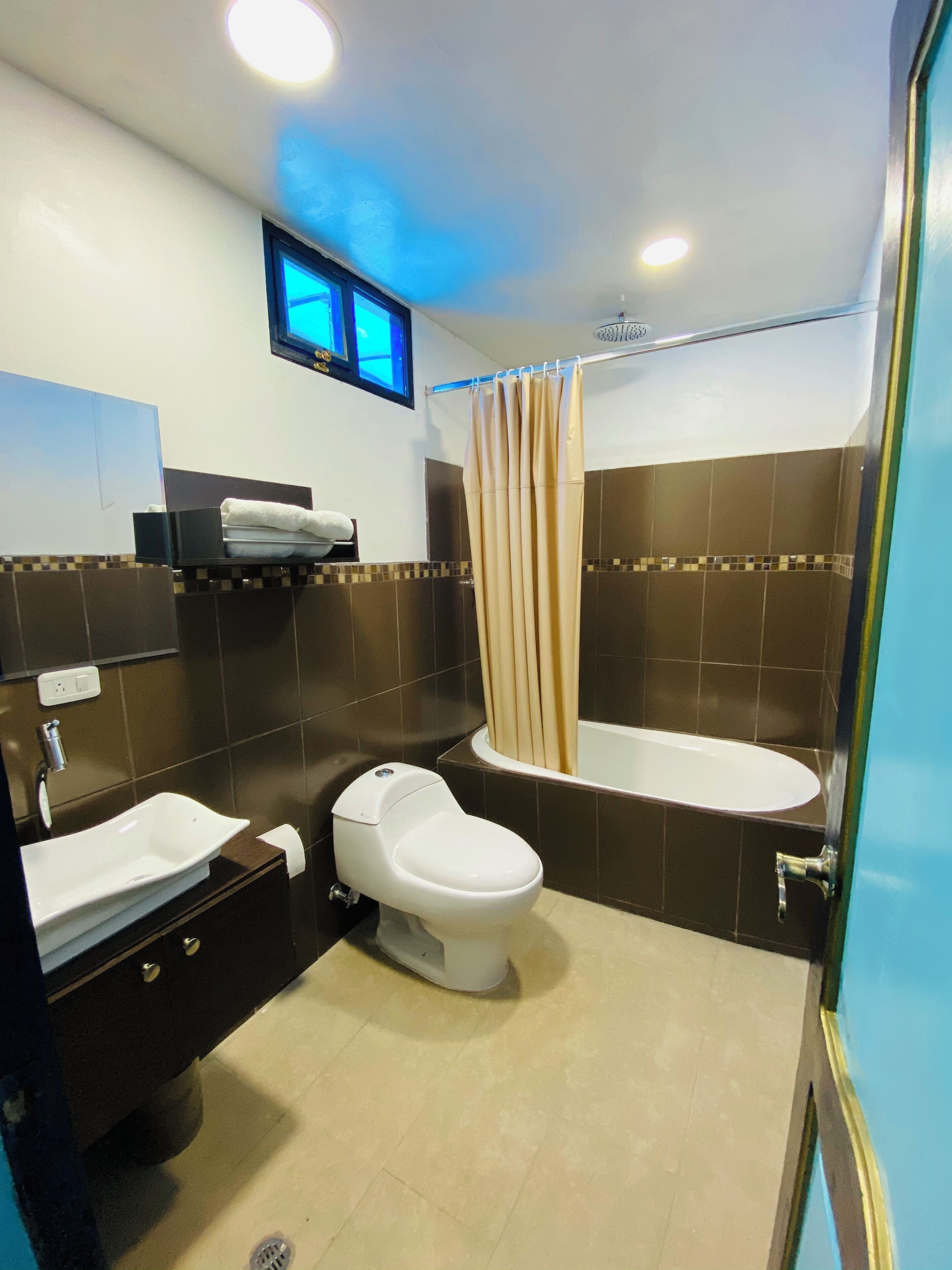 Un baño moderno con lavamanos, inodoro y bañera.
