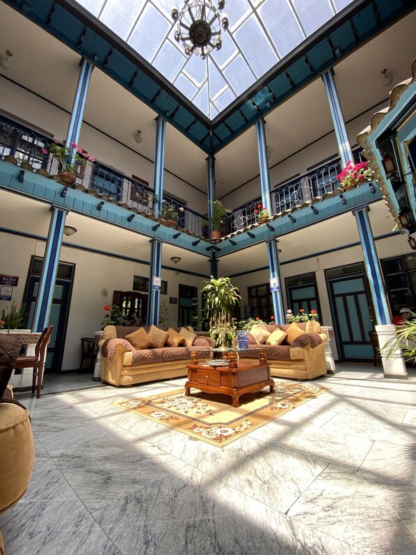 المنشأة من الداخل