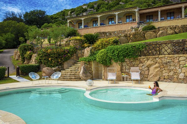 Piscine extérieure, chaises longues