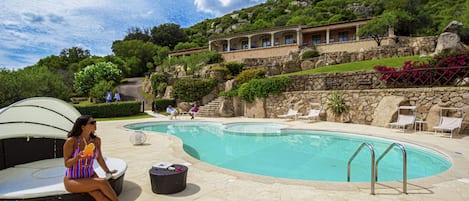 Outdoor pool, open 8:00 AM to 8:00 PM, pool loungers