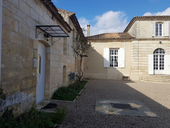Exterior - mansion.... (Ambarès-et-Lagrave)