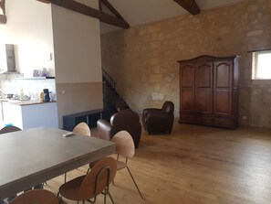 Dining - mansion.... (Ambarès-et-Lagrave)