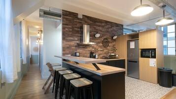 Een koelkast, een microgolfoven, een oven, een kookplaat